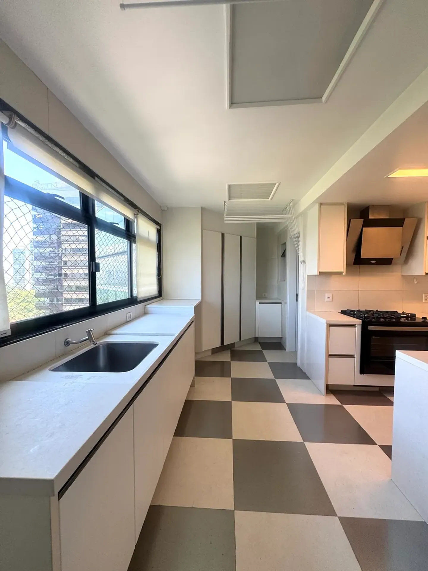 335 m² apartment with a glass-enclosed balcony and a jacuzzi — photo 18