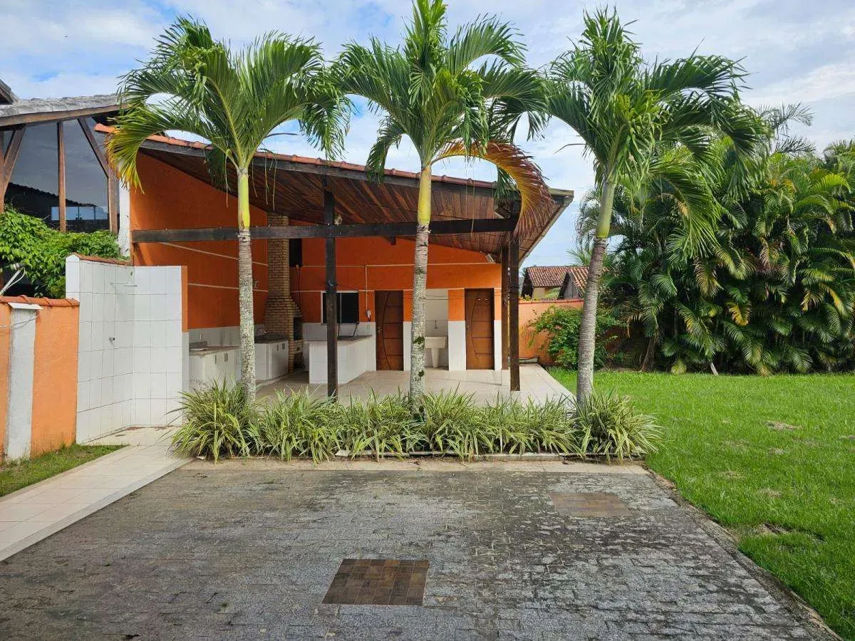 House with 5 bedrooms and 5 bathrooms in a modern style — photo 50