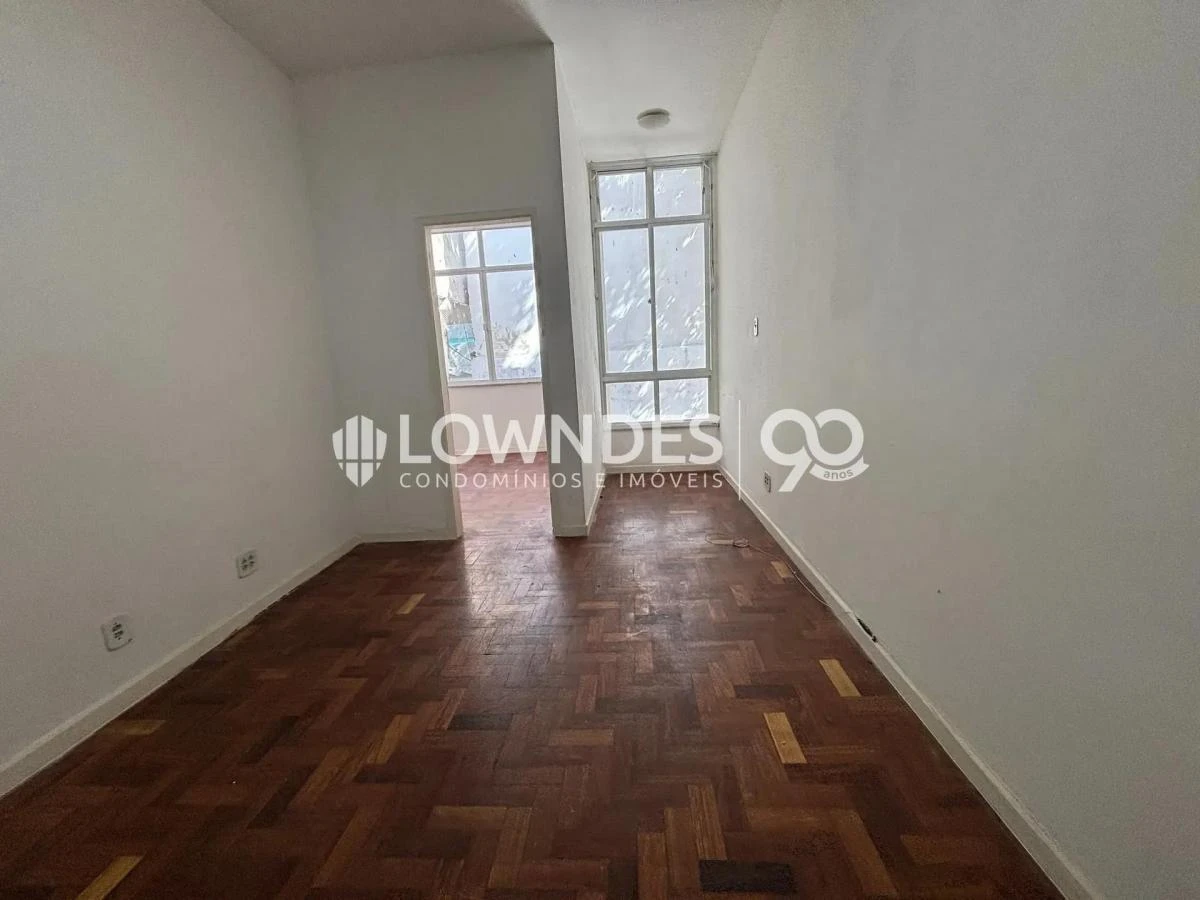 One-bedroom apartment with wood or laminate floors — photo 9