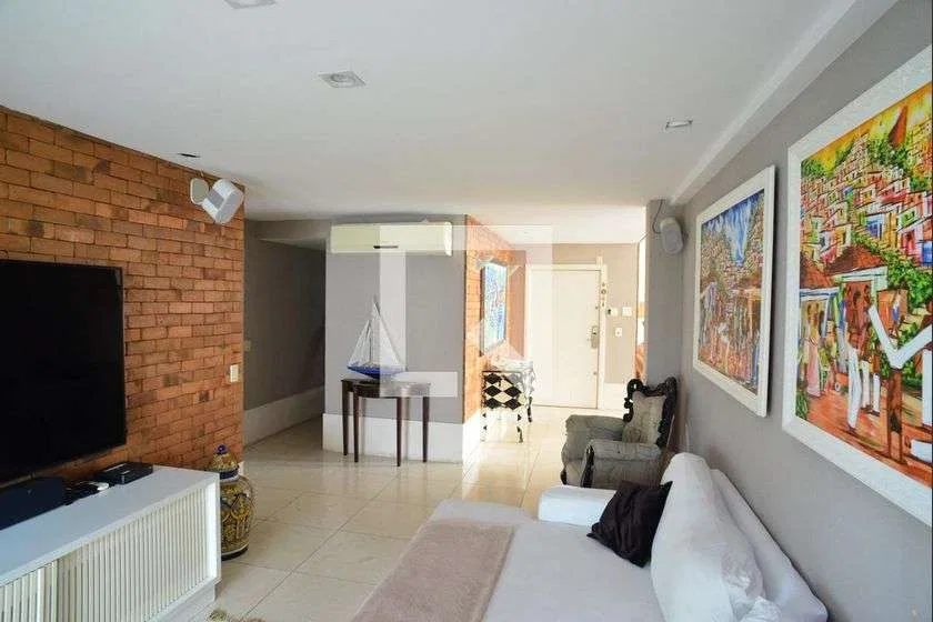 4-bedroom apartment with enclosed glass balcony — photo 17