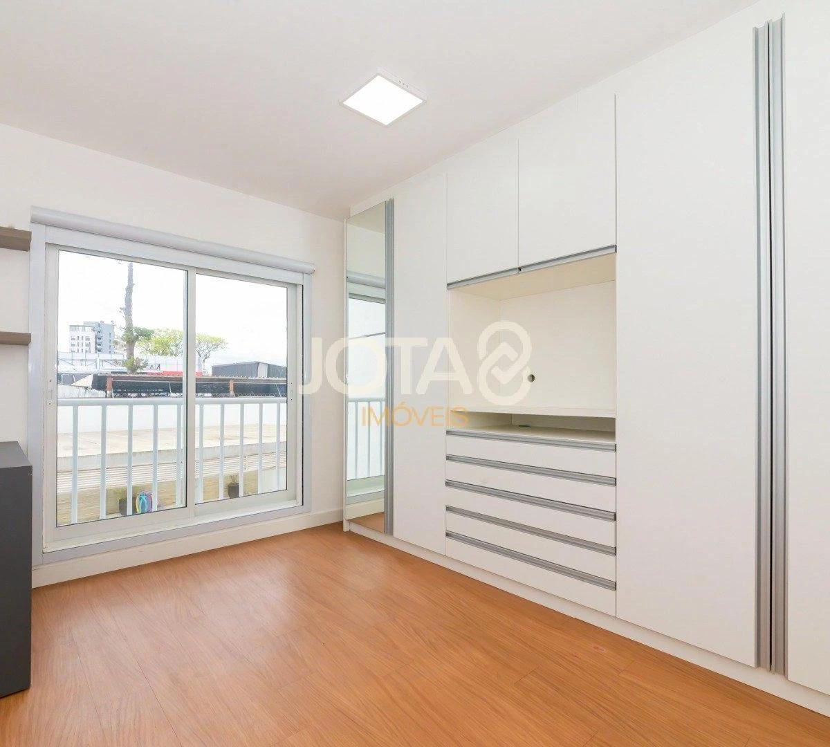 2-bedroom apartment in a building with a gym — photo 4