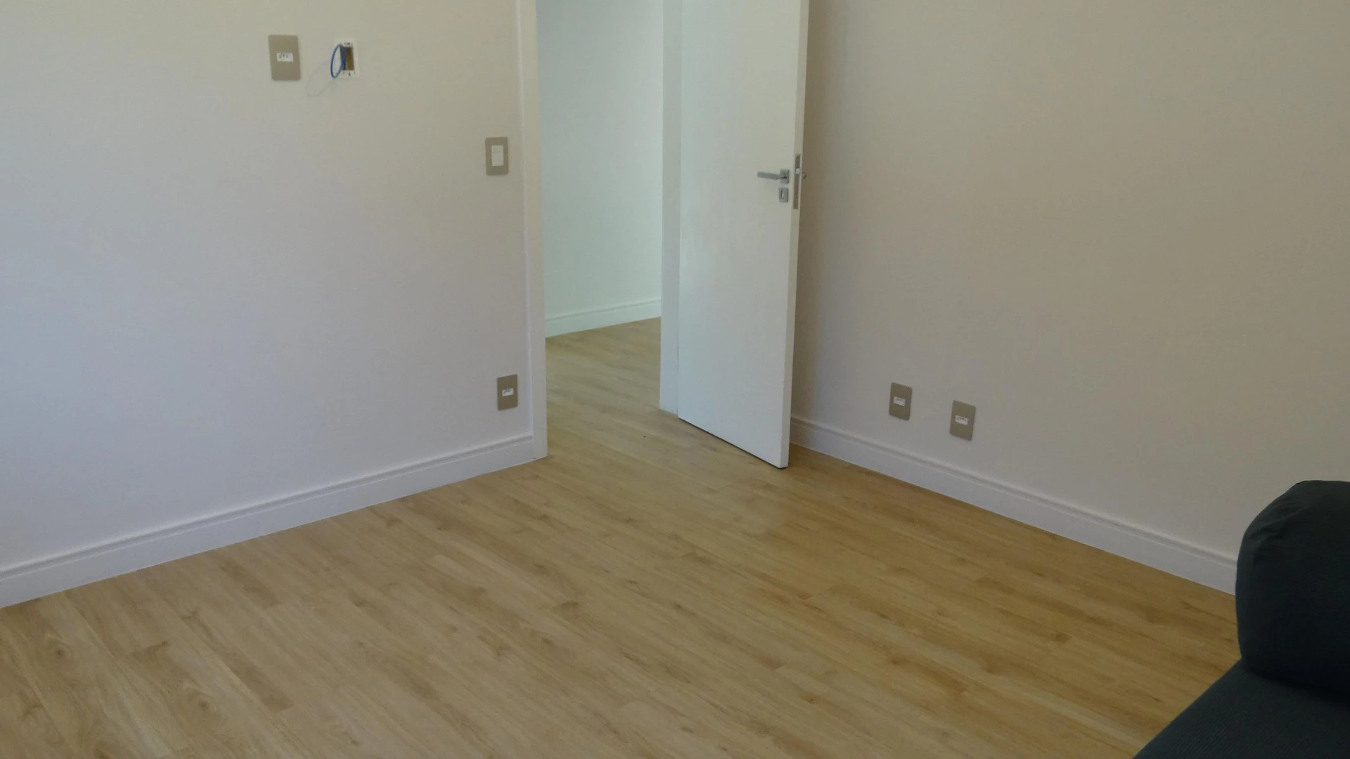 Casa de 384 m² com janelas do piso ao teto e varanda gourmet — photo 94