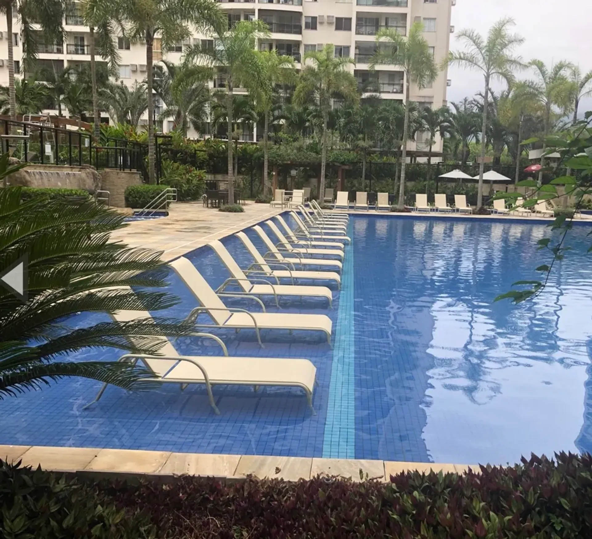 Apartamento com 2 quartos e varanda de vidro — photo 25