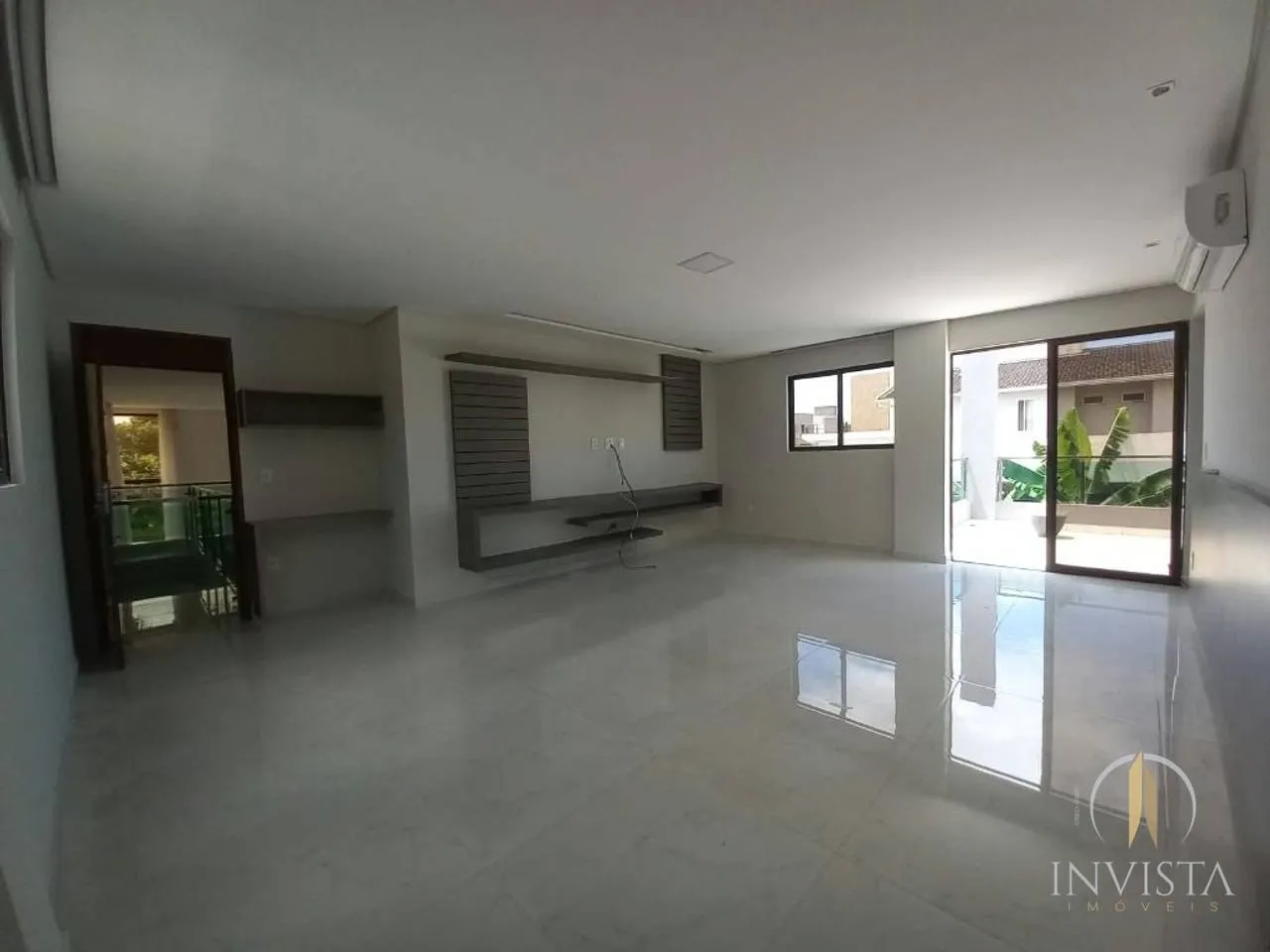 Furnished house, 481 m², with floor-to-ceiling windows — photo 40