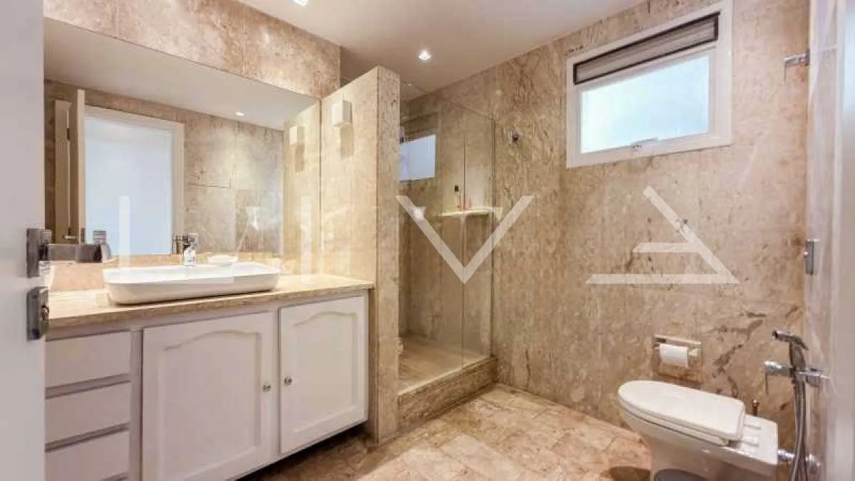 Furnished residential apartment with 4 en-suite bedrooms — photo 13