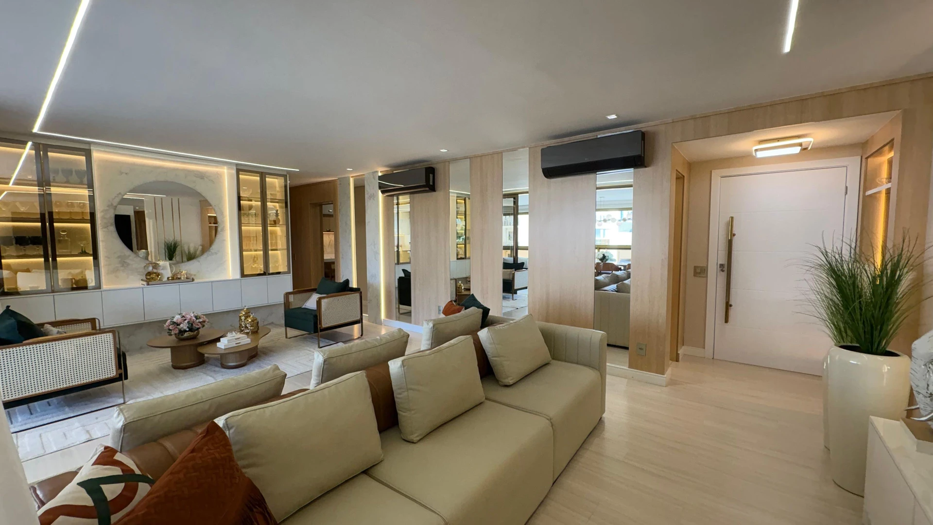 Jacuzzi in a 5-bedroom apartment, 217 m² — photo 37