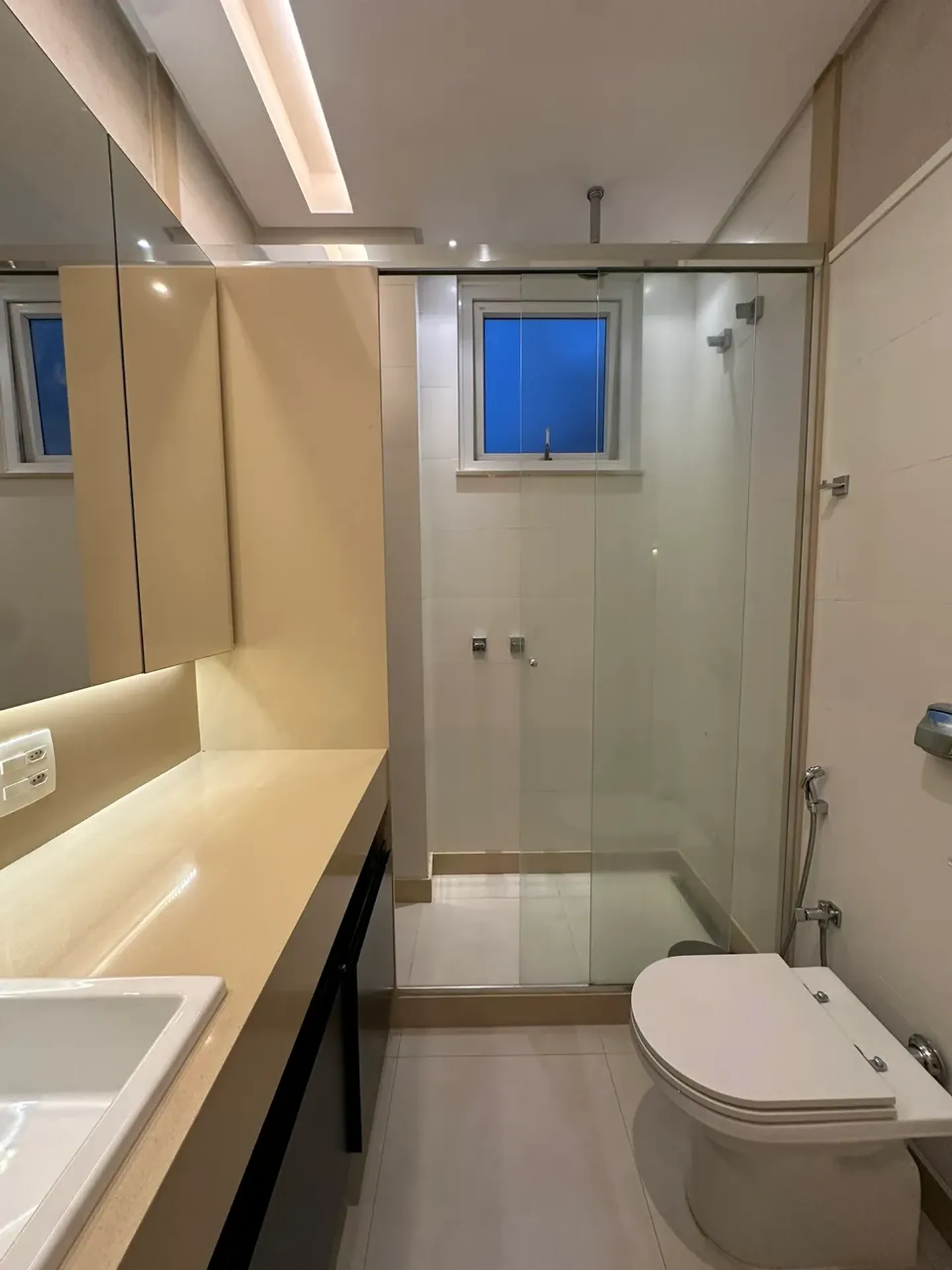 Furnished apartment with 3 bedrooms and 3 bathrooms — photo 46
