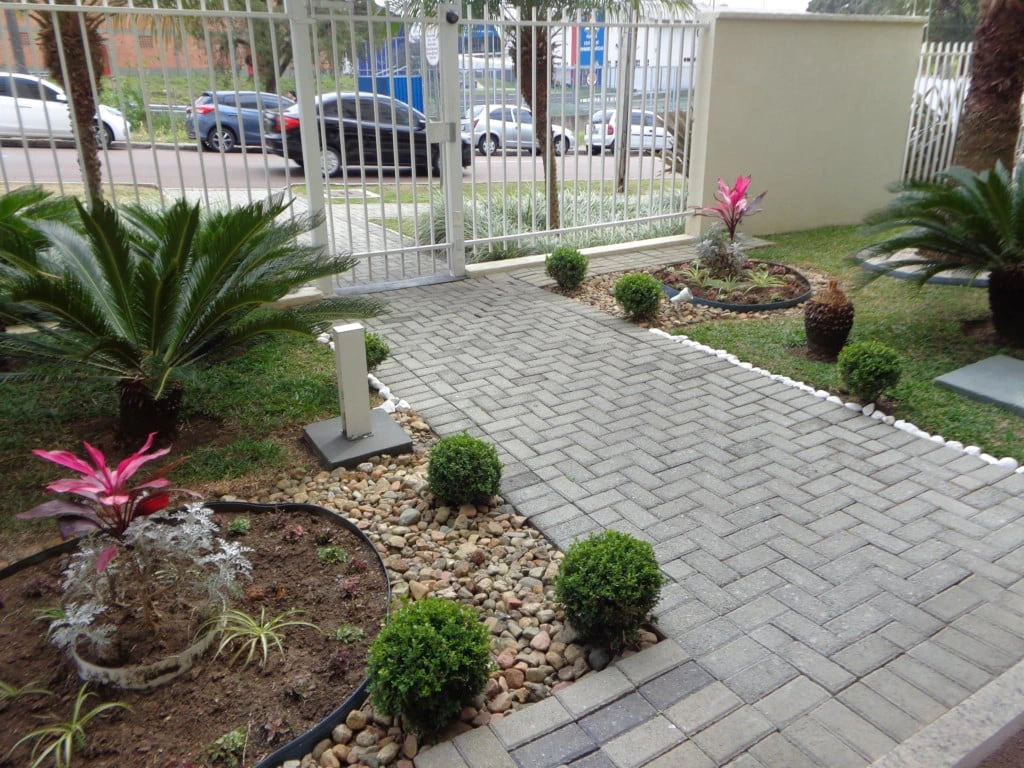 2-bedroom apartment with wood or laminate floors in Curitiba — photo 4