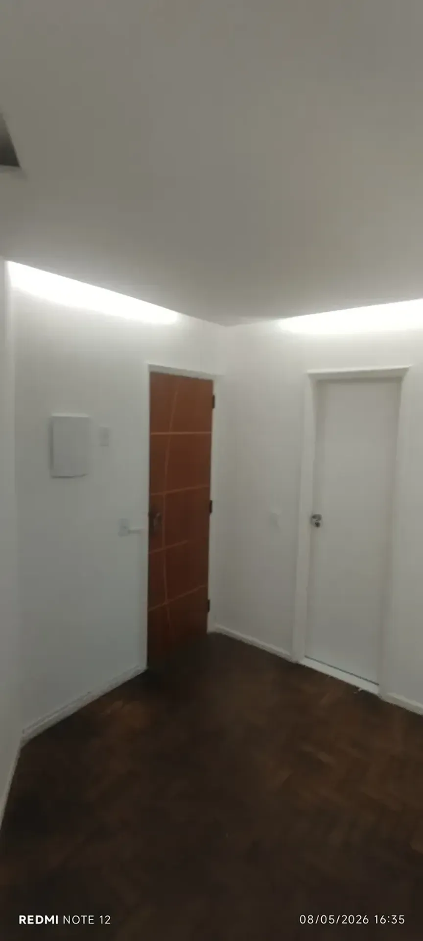 Unfurnished 1-bedroom apartment with floor-to-ceiling windows — photo 4