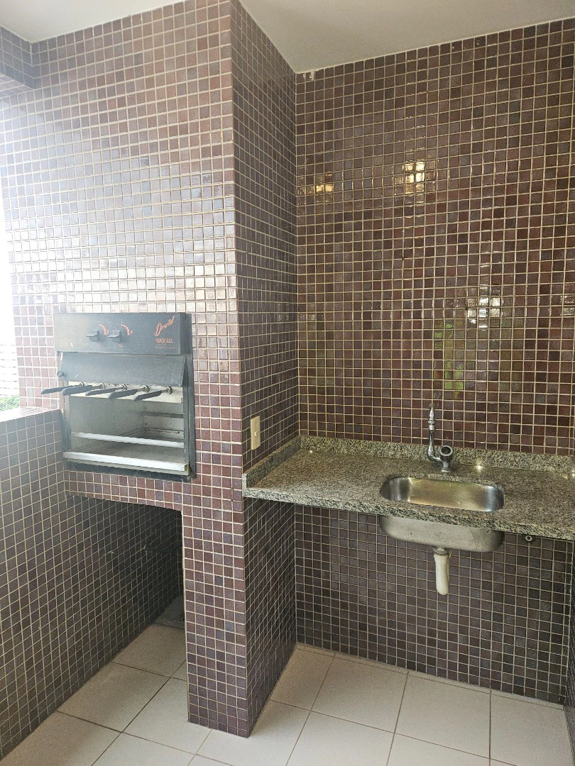 2-bedroom apartment with no parking and a closed kitchen — photo 4