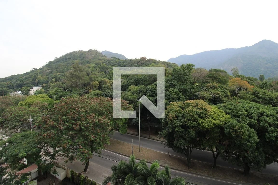 1-bedroom apartment with a glassed-in balcony — photo 25
