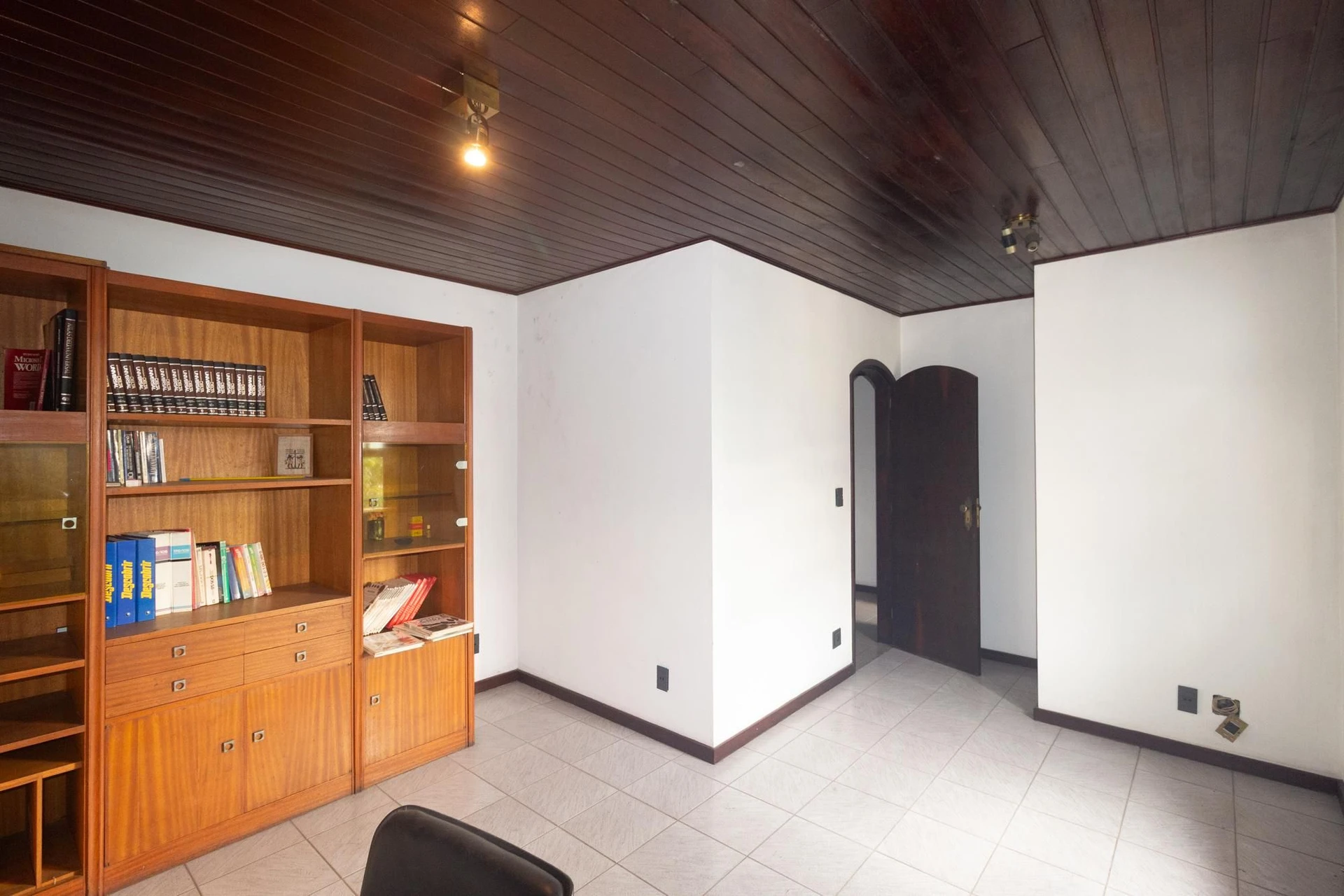 Bathtub in a 5-bedroom house, 626 m² — photo 49