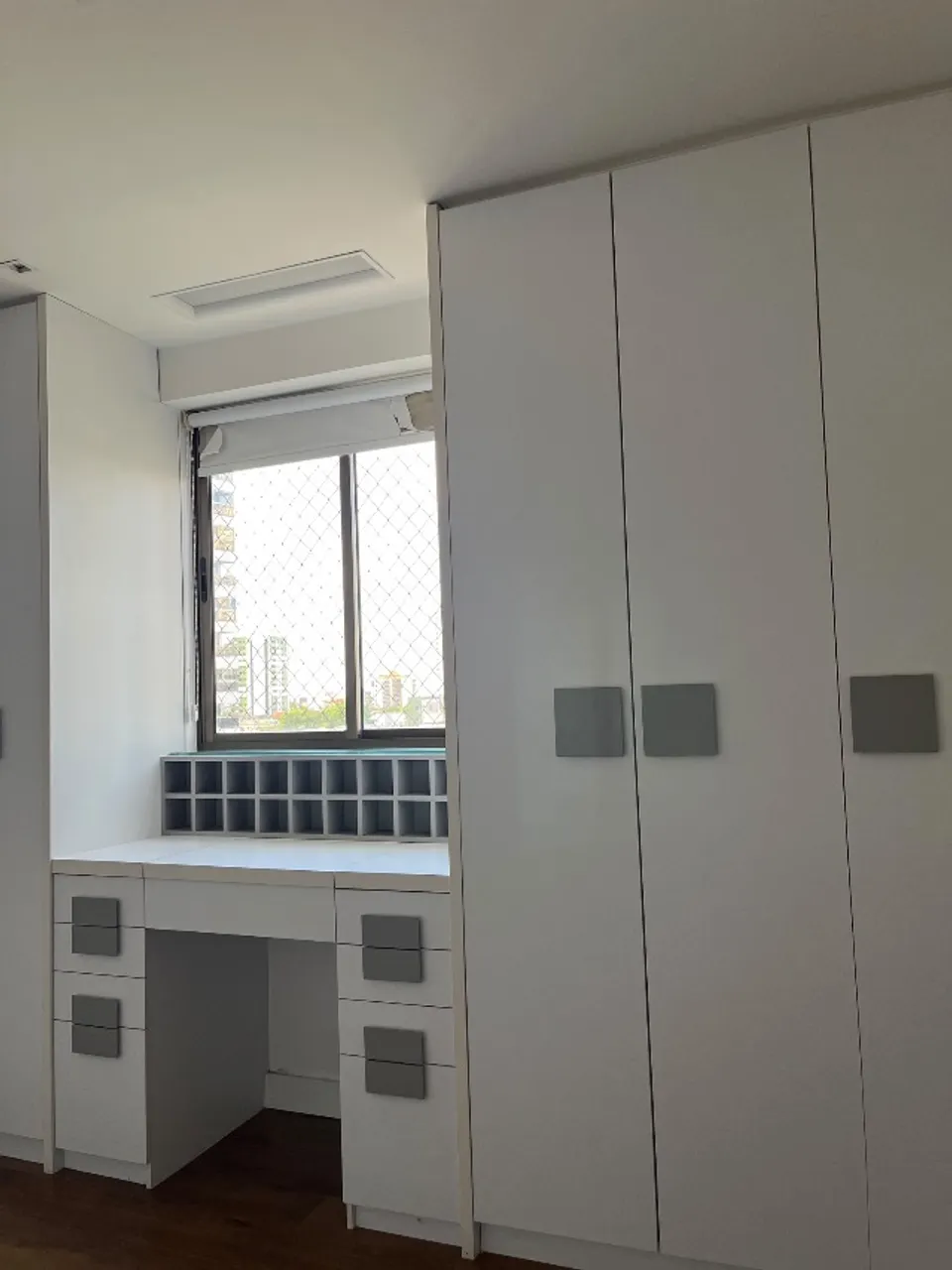 4-bedroom apartment with a walk-in closet — photo 8