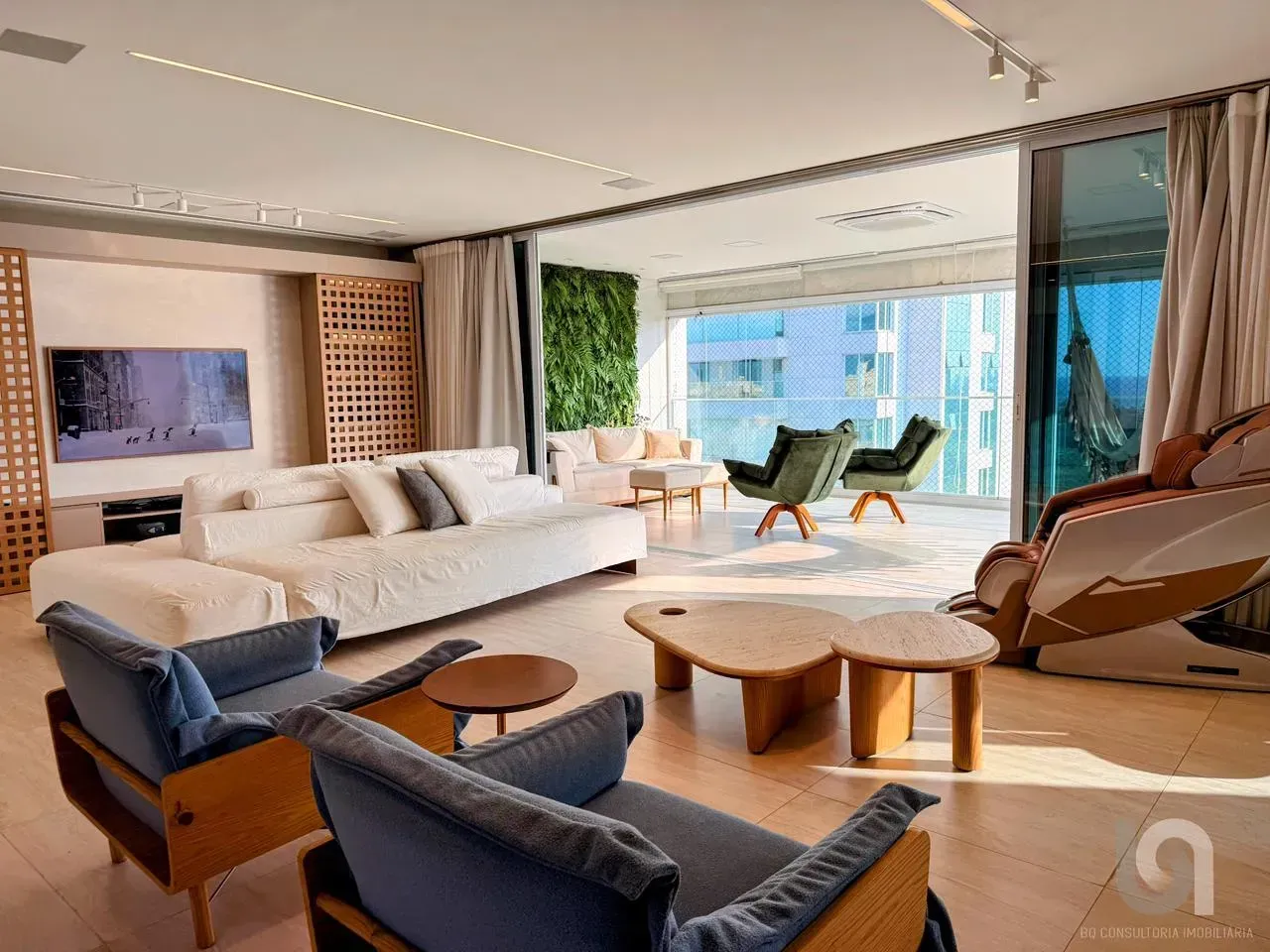 4-bedroom apartment in a building with a sauna