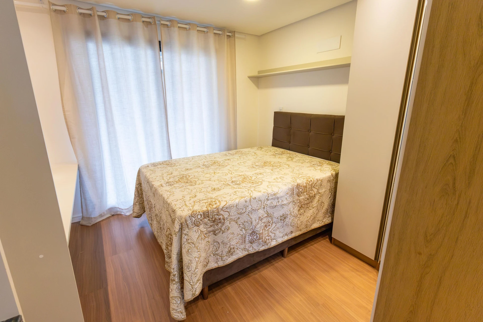28 m² studio with a home office and a glass-enclosed balcony