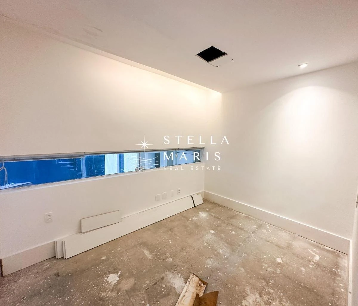 Glass-enclosed balcony in a 5-bedroom house, 402 m² — photo 25