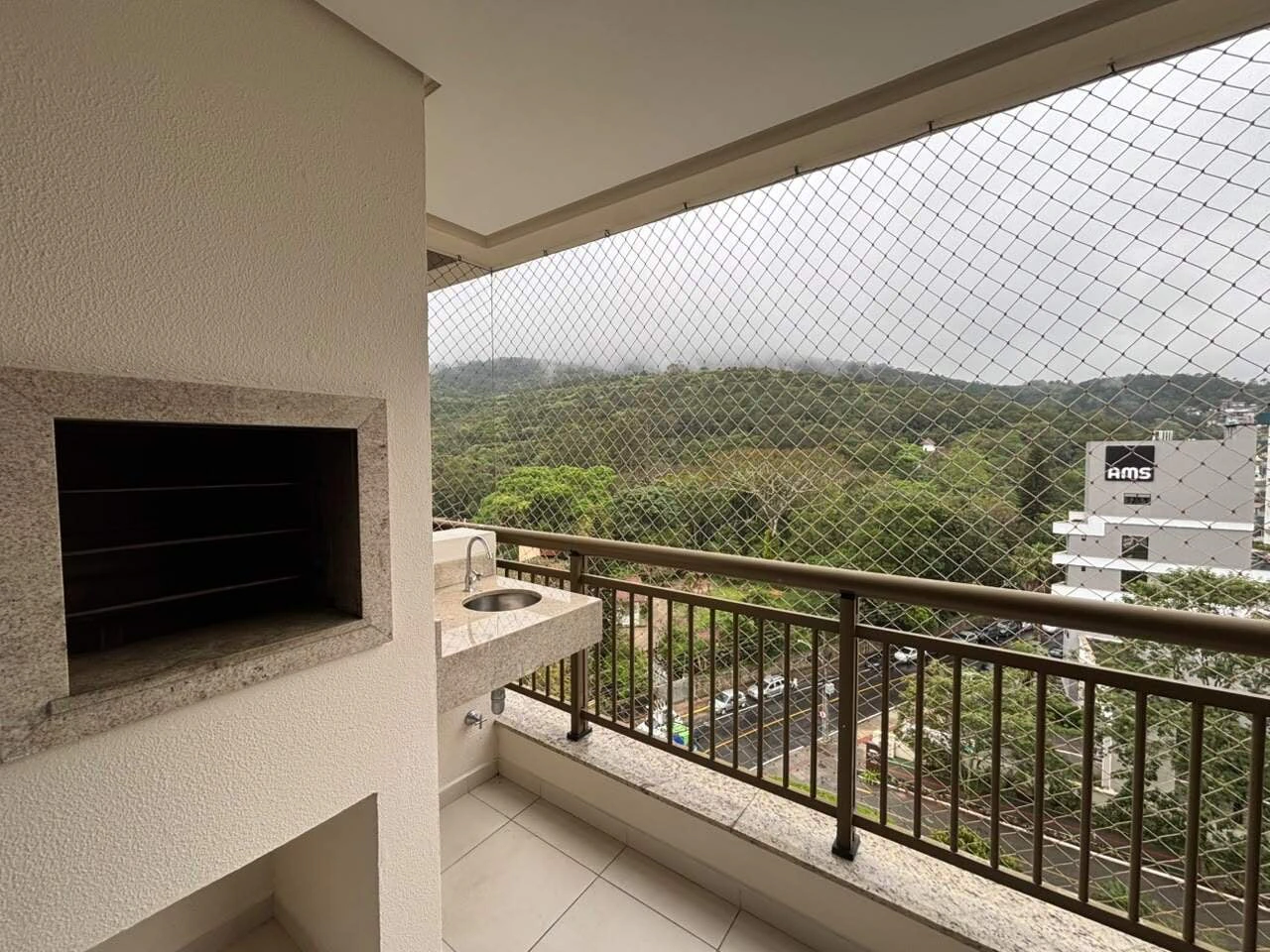 Balcony with a grill in a one-bedroom apartment, 68 m² — photo 4