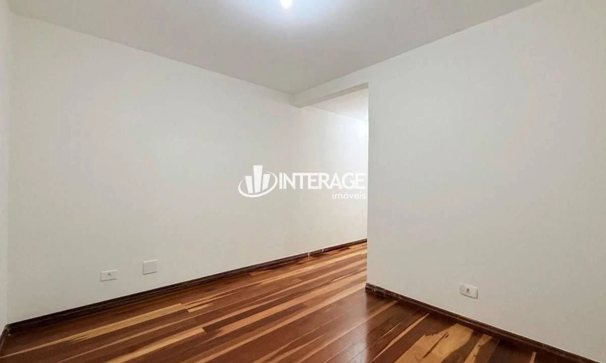 Wood or laminate floors in a 4-bedroom house, 200 m² — photo 29