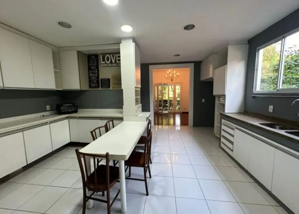 House with 5 bedrooms and 4 bathrooms, 647 m² — photo 19