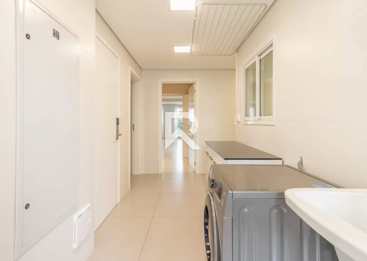 255 m² apartment with a bathtub and a walk-in closet — photo 18
