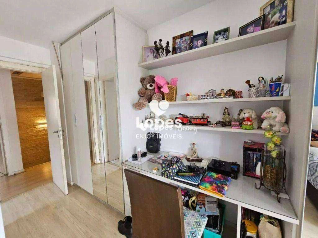 5-bedroom house with a glass-enclosed balcony — photo 18