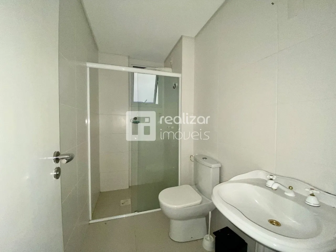 4-bedroom apartment in a building with a pool — photo 11