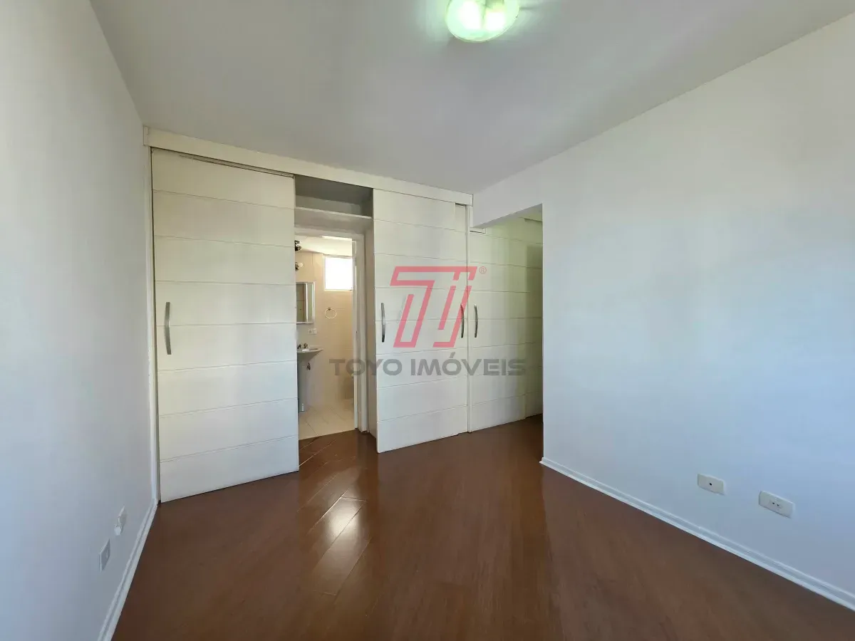 Apartamento de 3 quartos com piso de madeira na sala — photo 10