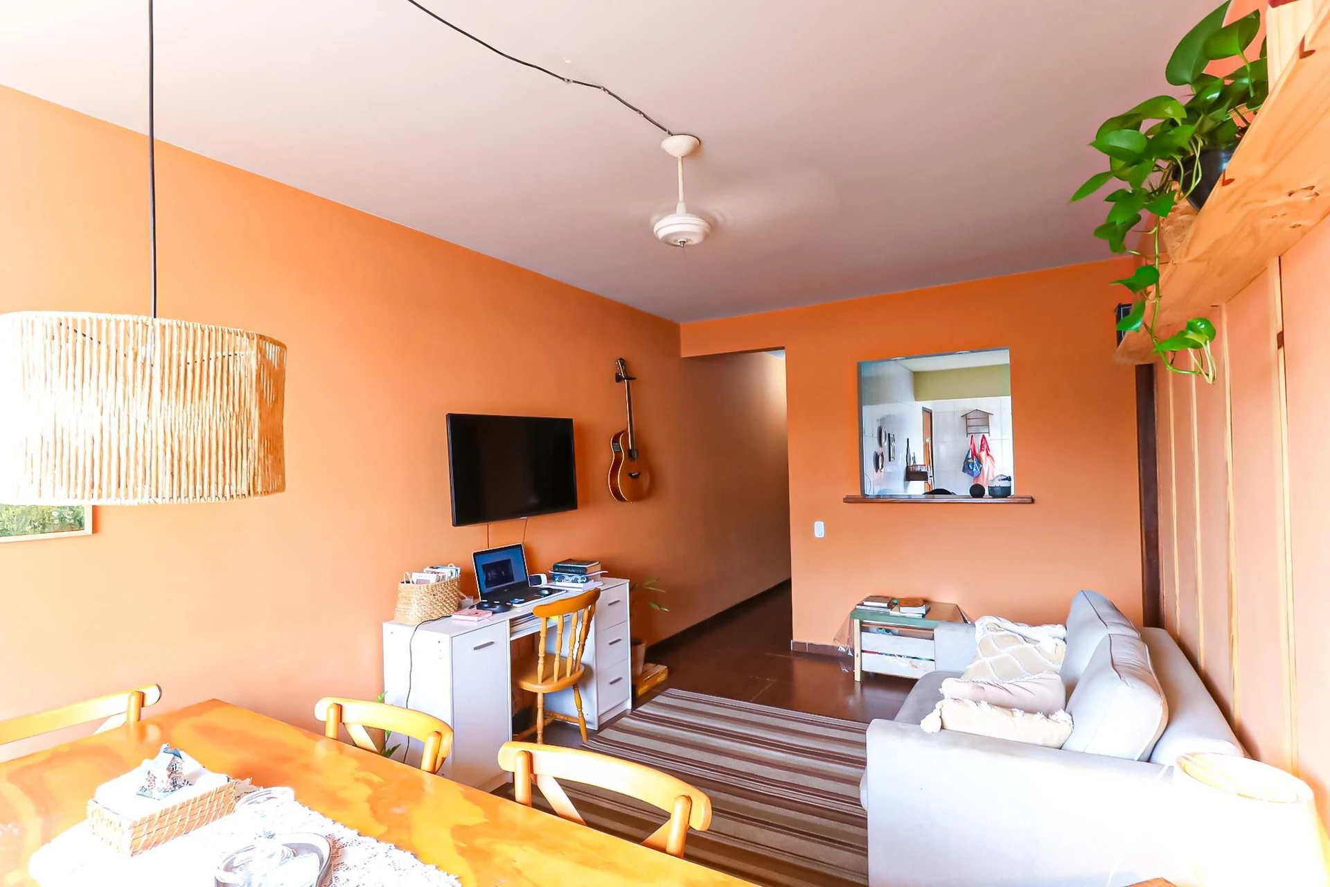 Furnished 2-bedroom apartment with open-plan kitchen — photo 18