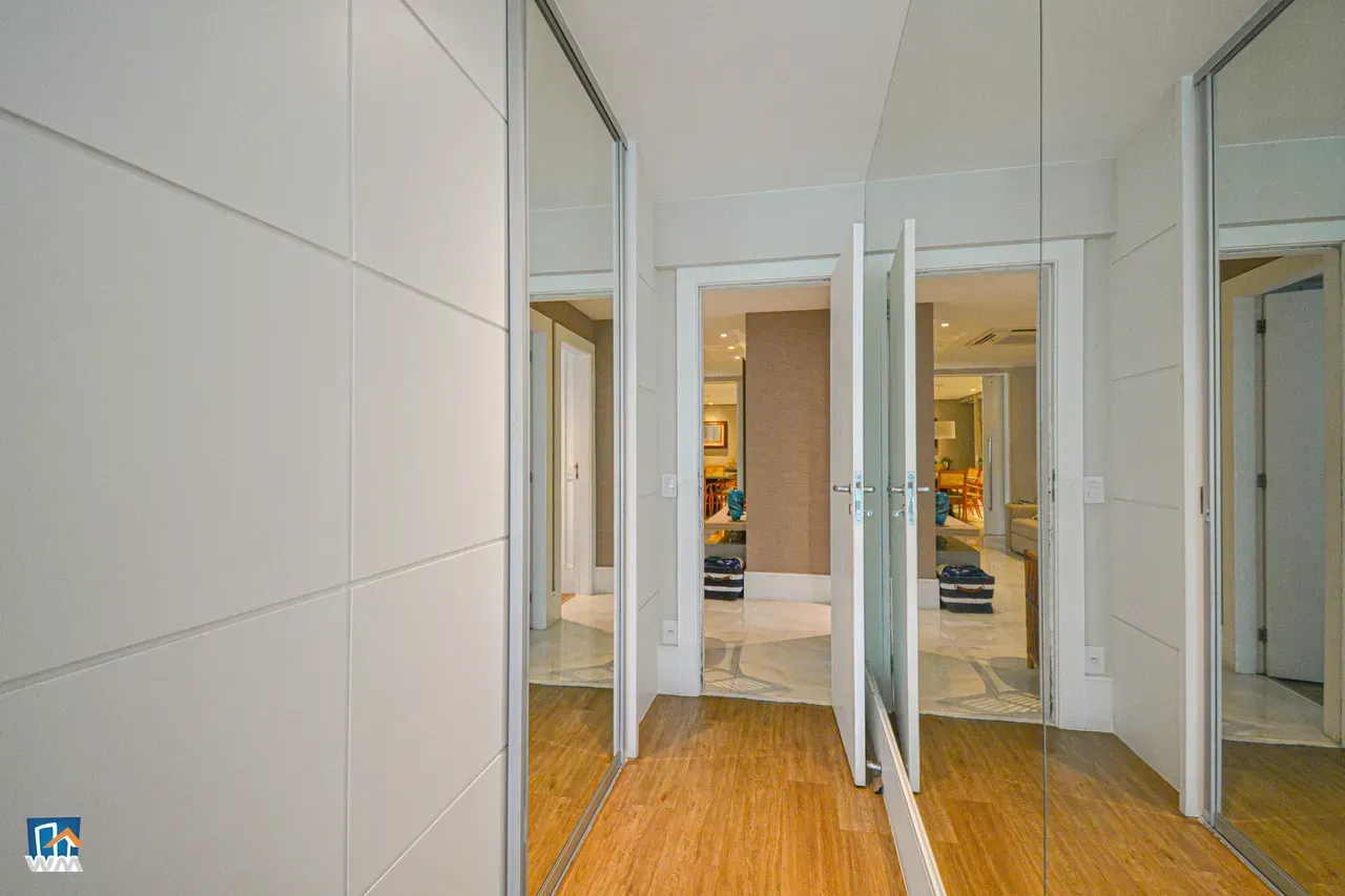 4-bedroom apartment with open-plan kitchen and electric stove — photo 26