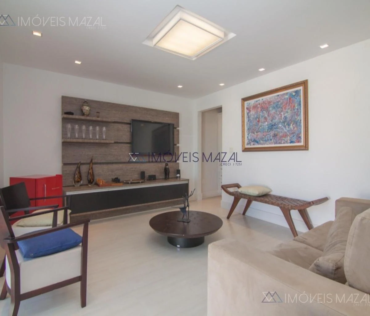 Glass-enclosed balcony in a one-bedroom apartment, 102 m² — photo 42