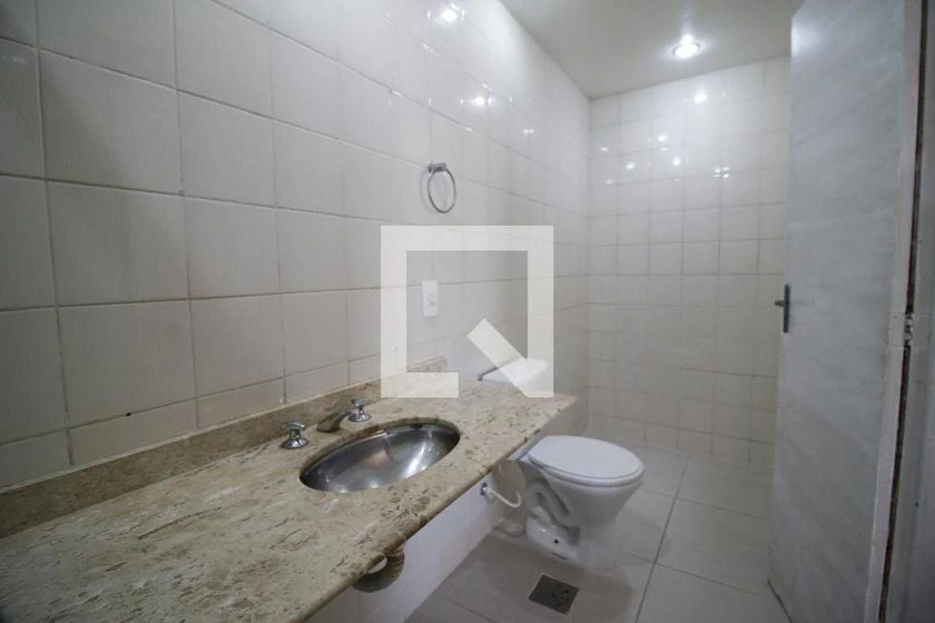 Wood or laminate floors in a 3-bedroom apartment, 128 m²