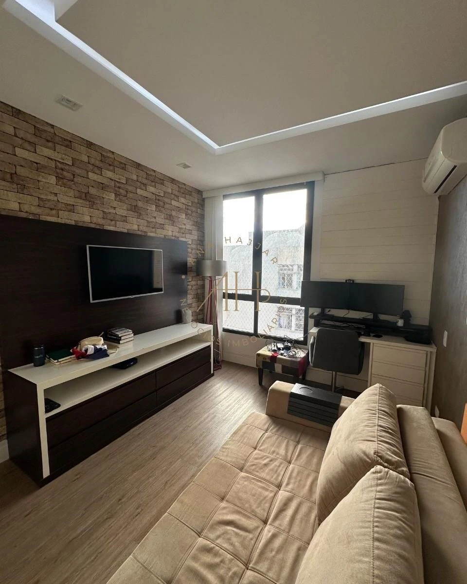 Furnished 2-bedroom apartment with city-view windows — photo 8