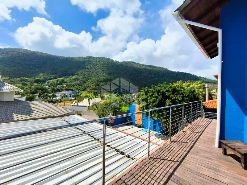 4-bedroom house with floor-to-ceiling windows — photo 28