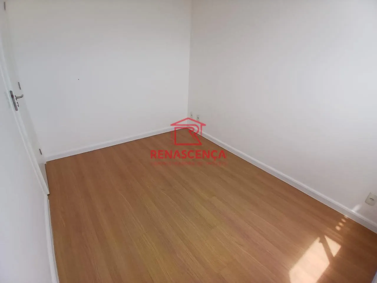 Apartamento de 2 quartos com piso de madeira ou laminado — photo 11