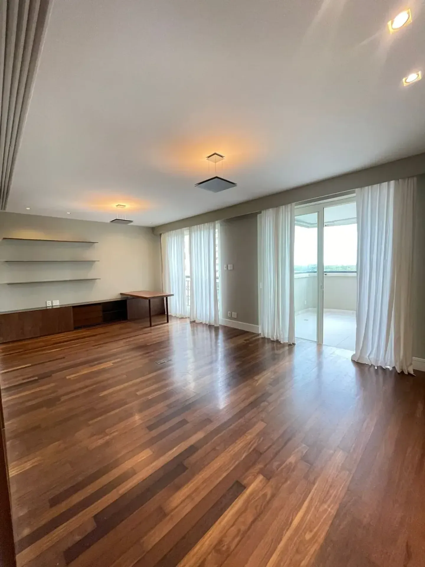 Furnished 3-bedroom apartment with glassed balcony — photo 17