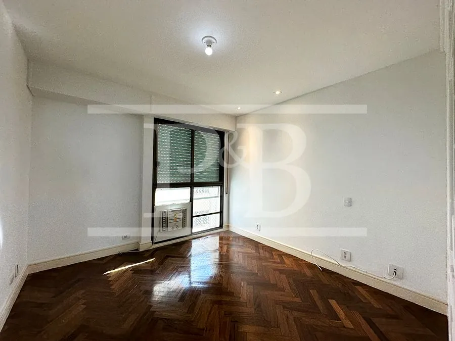 250 m² apartment with 4 bedrooms and a glassed-in balcony — photo 23