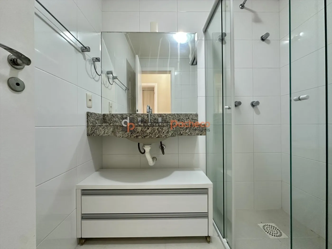Balcony with a grill in a 2-bedroom apartment, 69 m² — photo 20