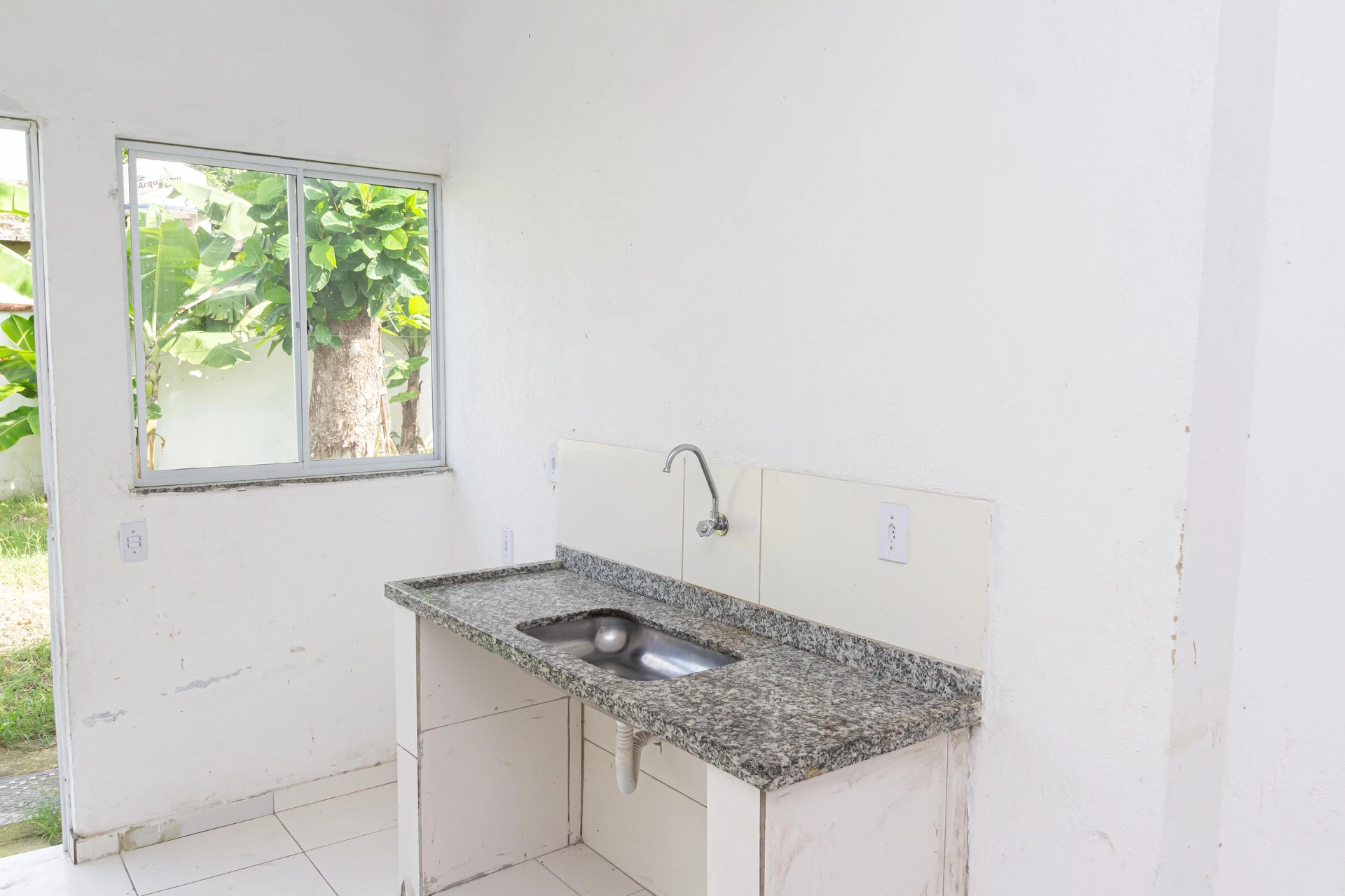 Studio with private laundry area and private garden — photo 17