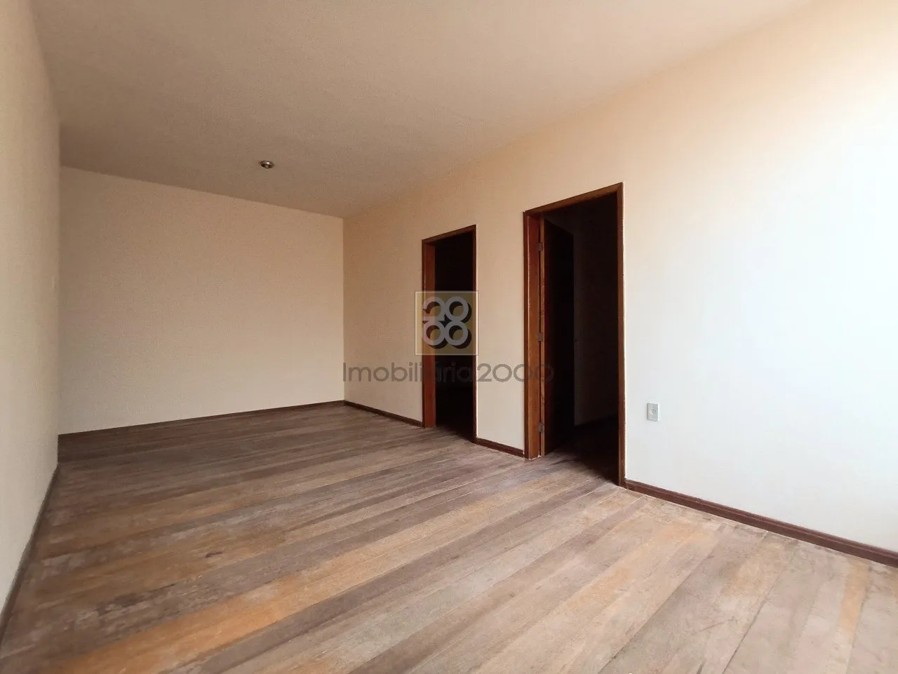 Wood or laminate floors in a 2-bedroom apartment, 71 m²