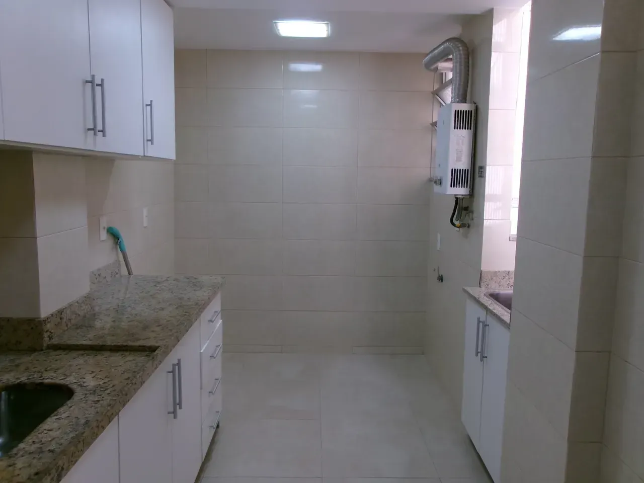 2-bedroom apartment with wood or laminate floors — photo 5