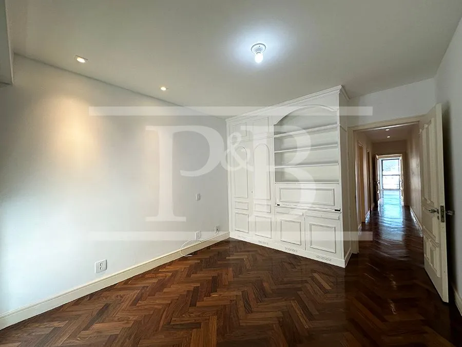 250 m² apartment with 4 bedrooms and a glassed-in balcony — photo 24
