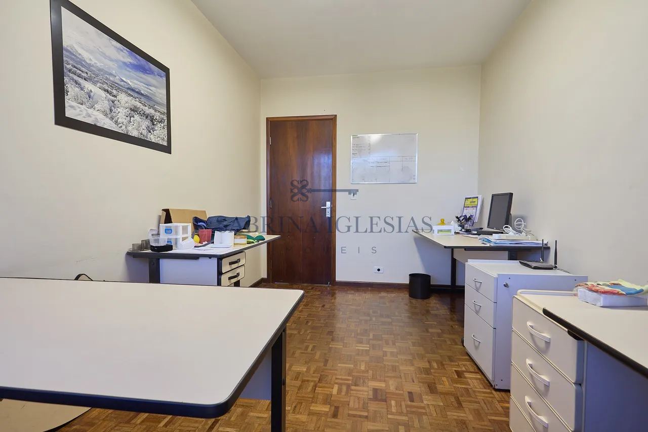 House with 5 bedrooms, 3 bathrooms, and a closed kitchen — photo 4