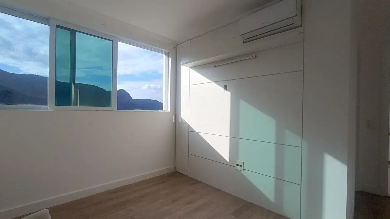 2-suite apartment with enclosed balcony and open-plan kitchen — photo 6