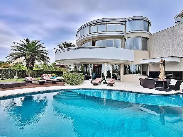House with water views and a private BBQ — photo 4