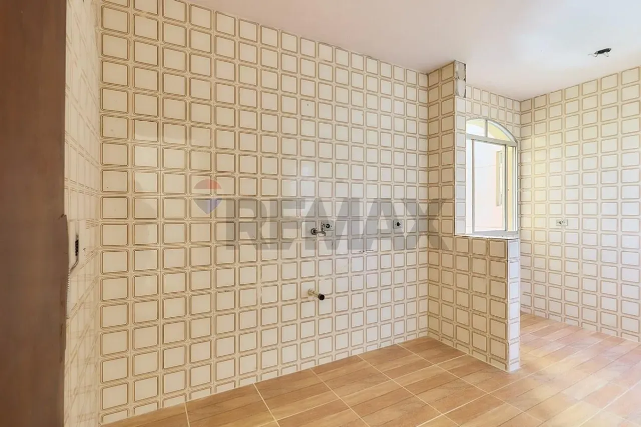 2-bedroom apartment with wood or laminate floors in Curitiba — photo 2