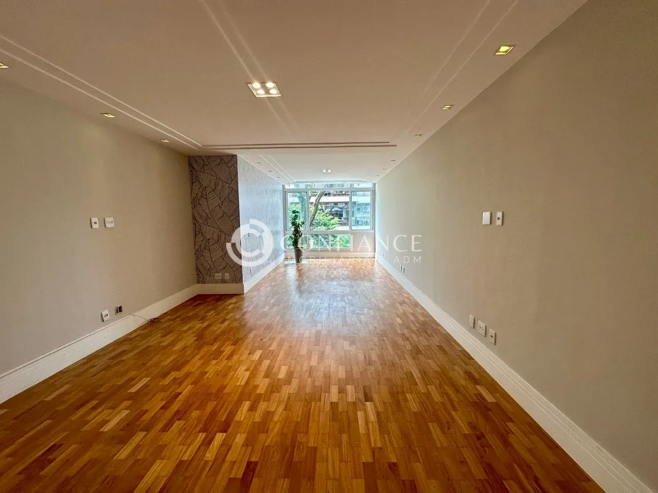 Wood or laminate floors in a 4-bedroom apartment, 180 m²