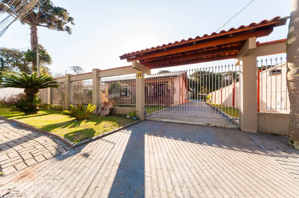 3-bedroom house with a bathtub in Curitiba — photo 35