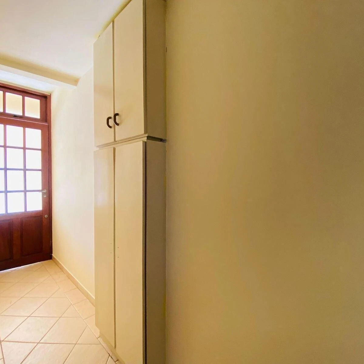 3-bedroom house with a glass-enclosed balcony in Curitiba — photo 10