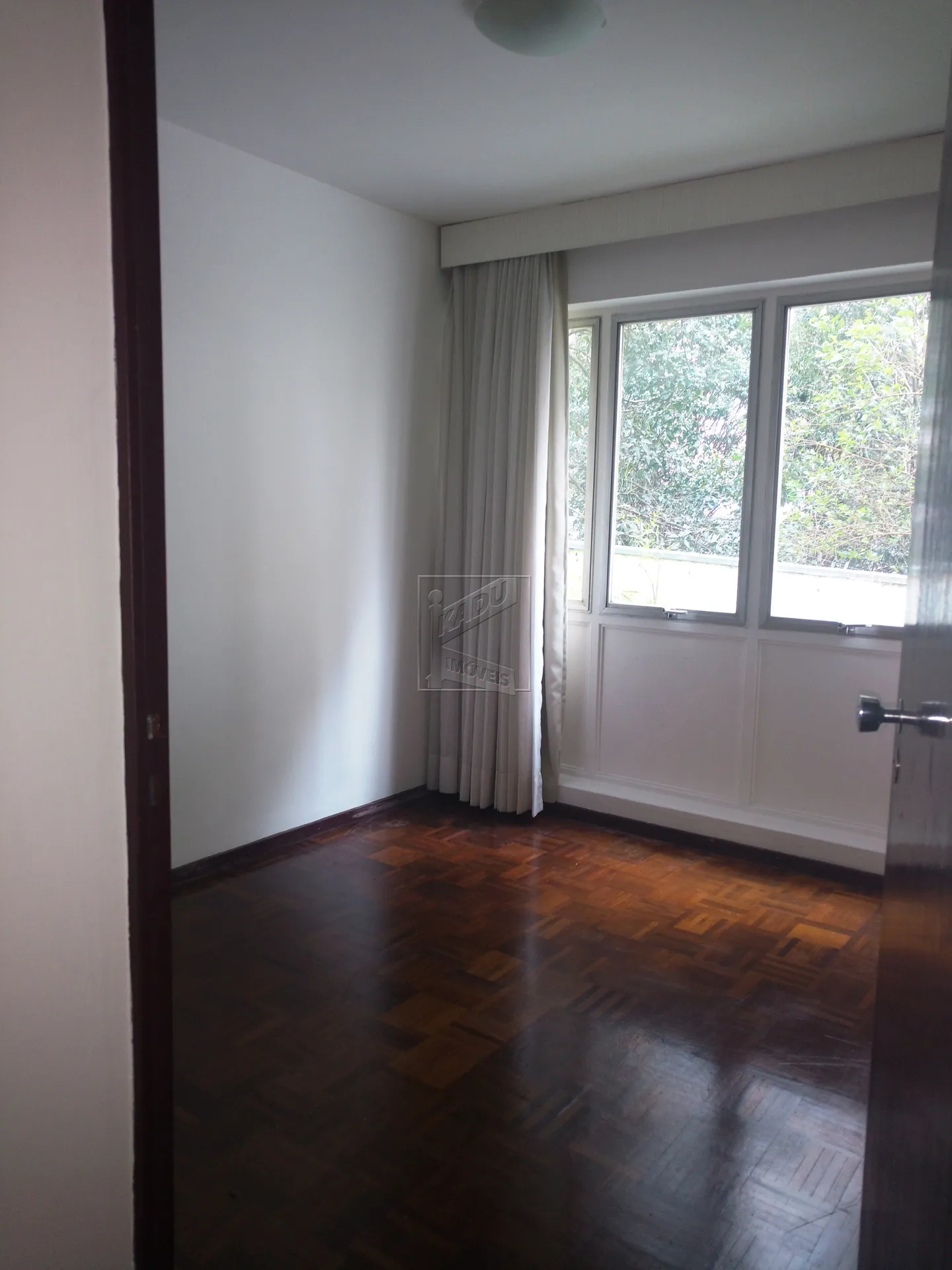 3-bedroom apartment with wood or laminate floors in Curitiba — photo 15