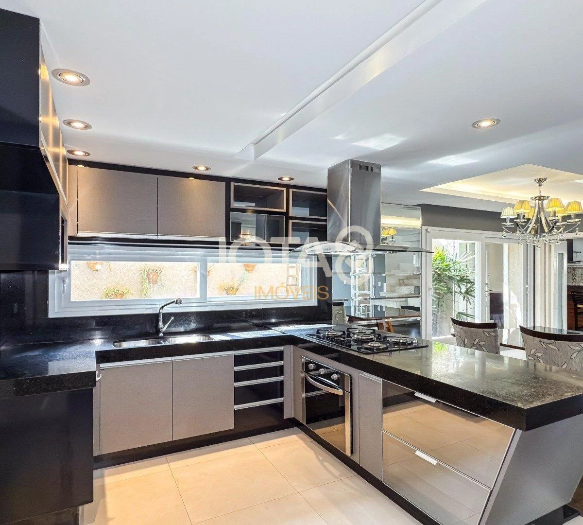 4-bedroom house with floor-to-ceiling windows — photo 2